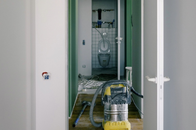 Équipe SoVarNet réalisant le nettoyage de fin de chantier d'un appartement neuf livré dans le Var