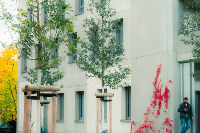 Agent SoVarNet effectuant la remise en état d'un logement étudiant à La Garde avant la rentrée universitaire