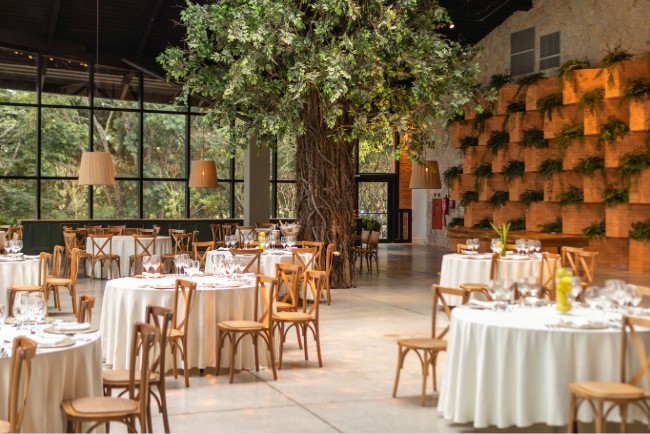 Remise en état et nettoyage professionnel d'une salle de réception et de banquet dans un domaine du Var